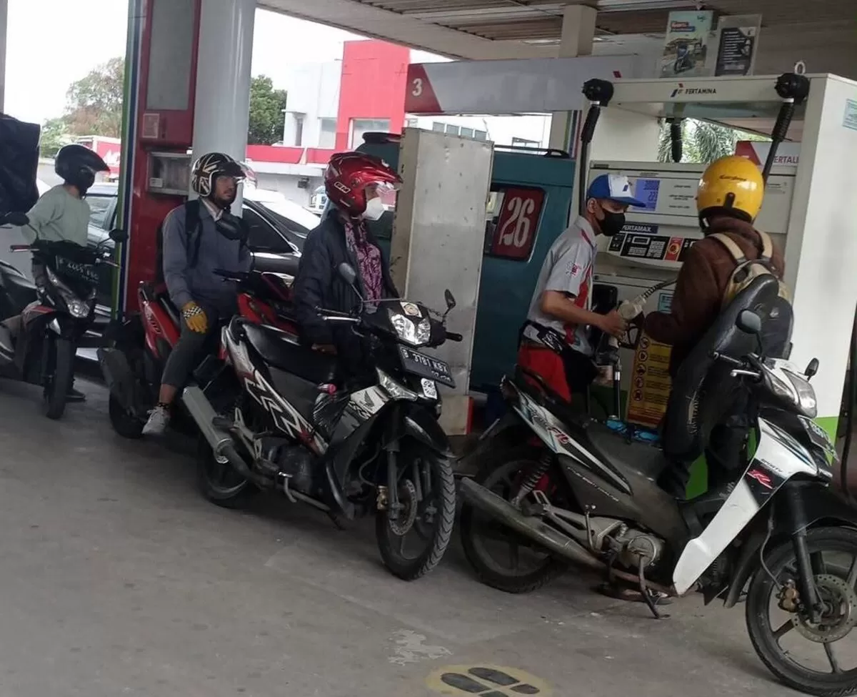 Ilustrasi petugas mengisi BBM jenis Pertalite di salah satu SPBU Pertamina di kawasan Kuningan, Jakarta.  (Maps/ SPBU Kuningan, Jakarta)