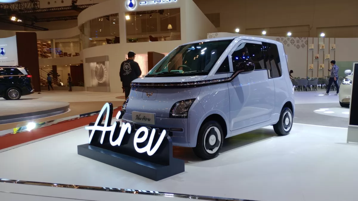 Jangan Asal Cuci, Begini Aturan Bersihkan Mobil Listrik Usai Terkena Hujan.  (Foto: Promedia)