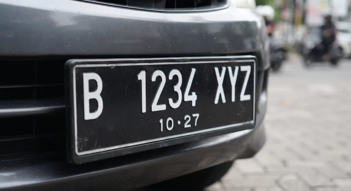 Pelat Nomor Hilang atau Rusak? Wajib Ganti Baru di Samsat, Ini Aturan dan Syaratnya.  (Foto: Promedia)