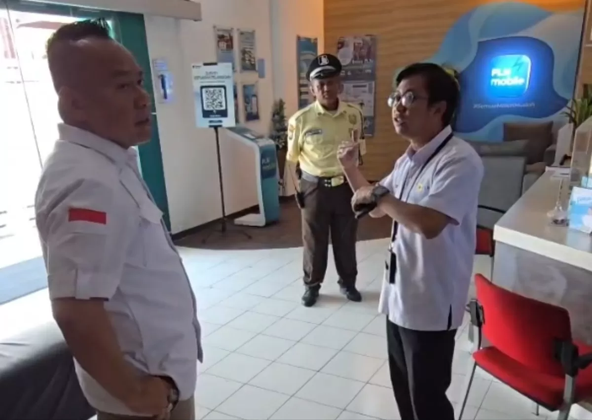 Ketua Komisi A DPRD Kota Surabaya, Yona Bagus Widyatmoko, saat tindak lanjuti keluhan warga miskin terkait Denda PLN