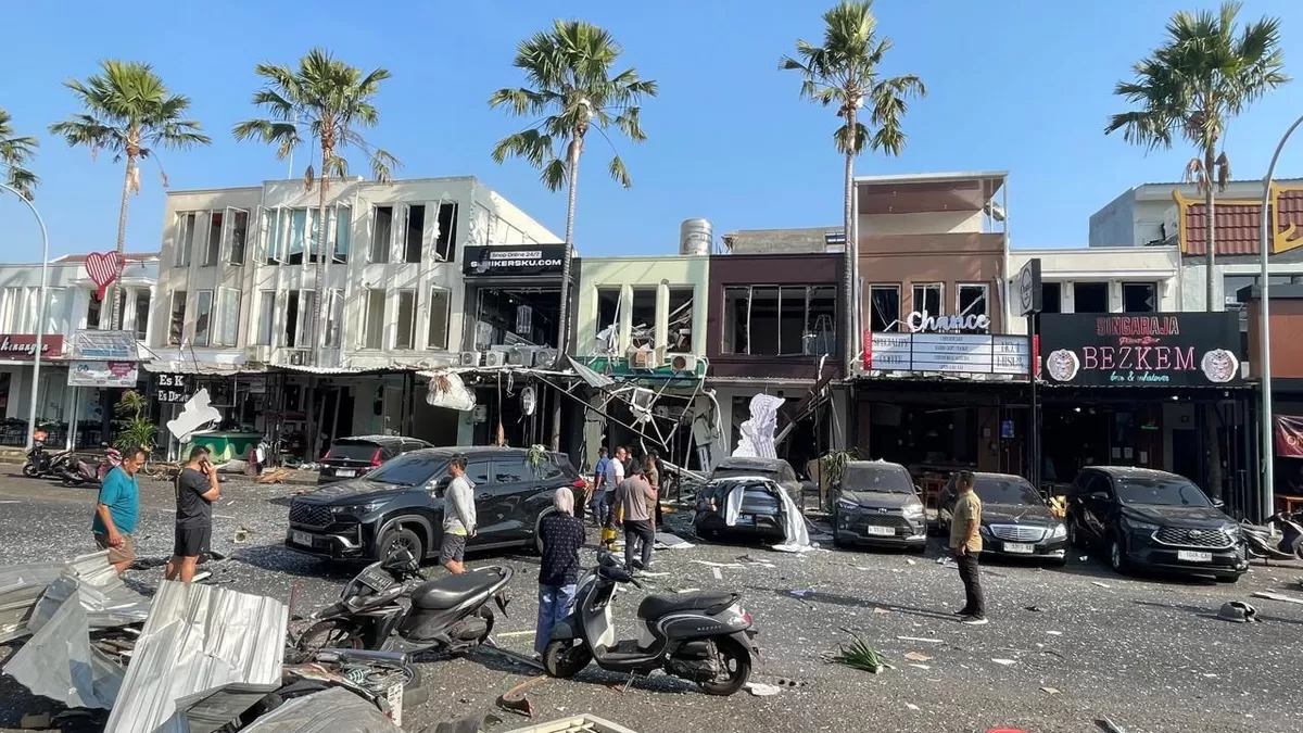Foto: Kondisi pasca ledakan di kawasan pertokoan Pakuwon City, Surabaya, yang terlihat ramai setelah insiden. (Threads/@surengrana)