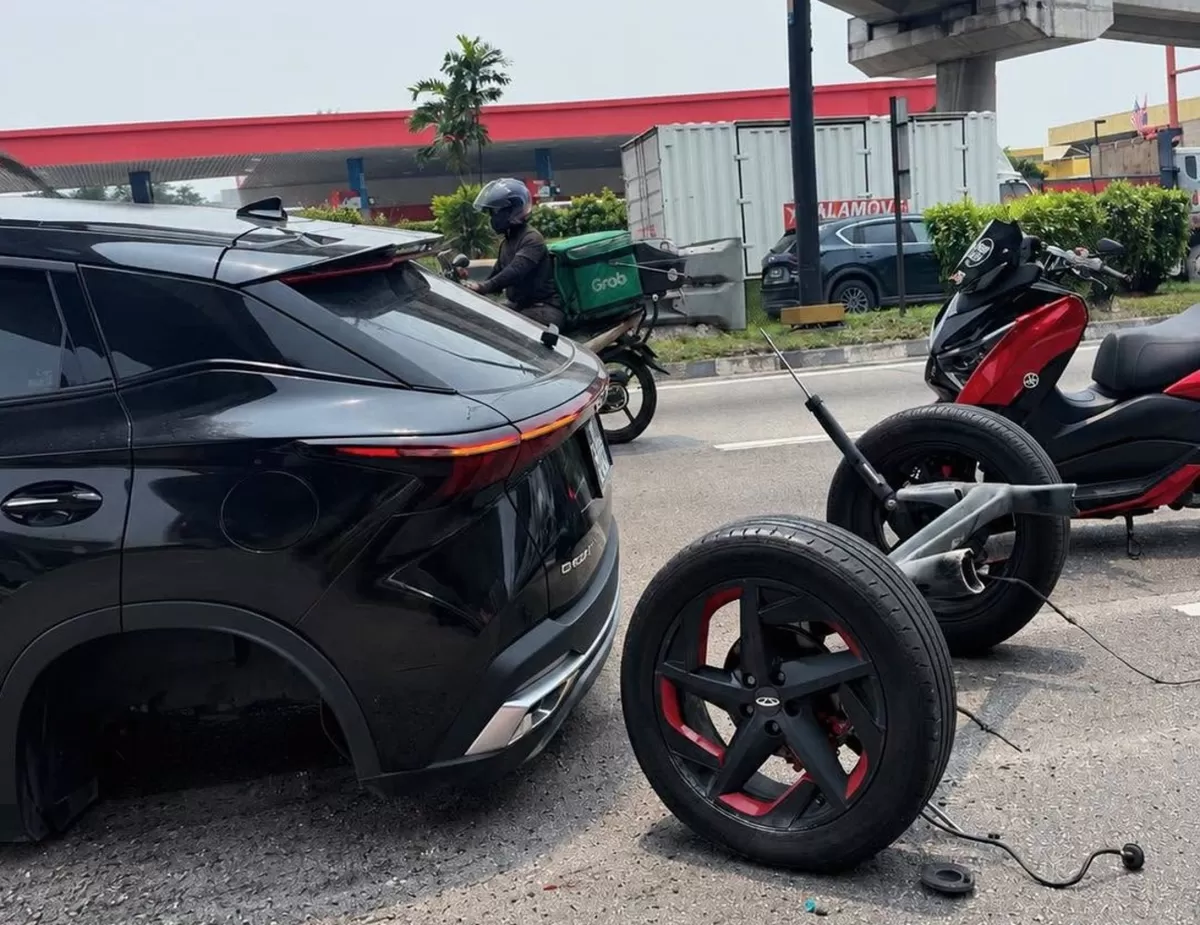 Mobil Chery patah As roda di Malaysia.  (Foto: Facebook Jiang Zhao Shang)