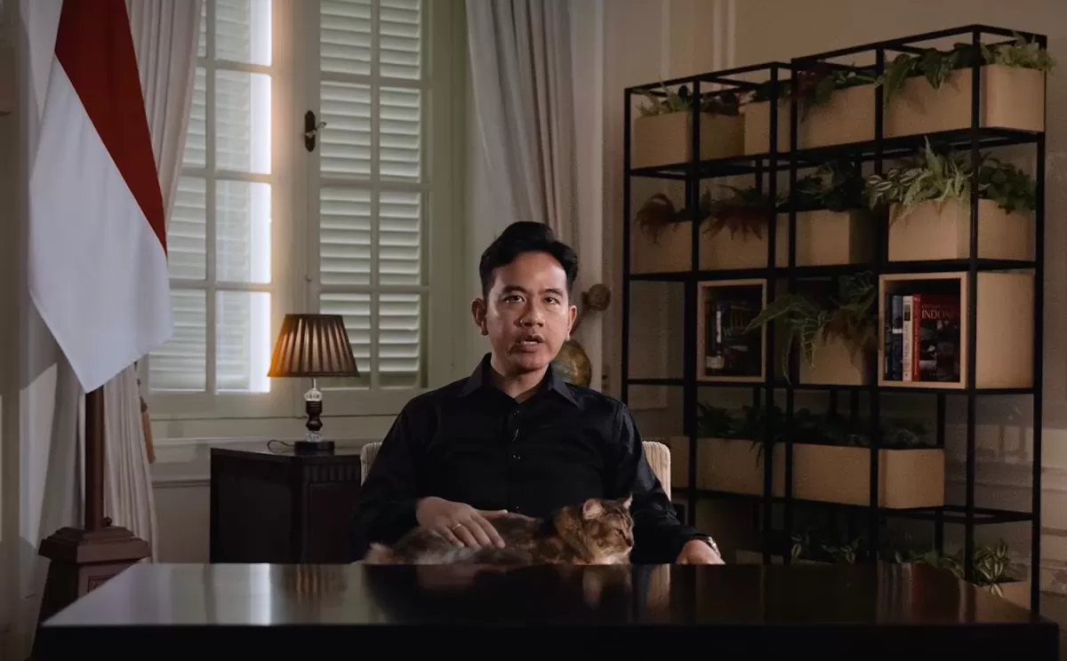 Foto: Gibran Rakabuming Raka dalam kanal YouTubenya, sementara putusan MK terkait syarat pendidikannya dibacakan pada 6 Oktober 2026. (Istimewa)