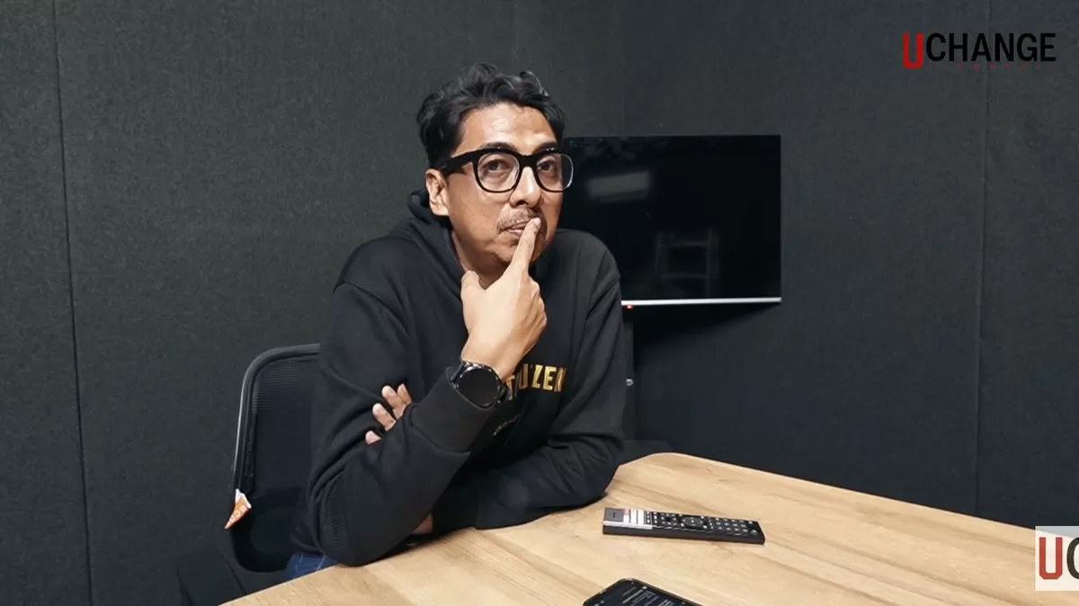 Prof Uceng dalam tangkapan layar kanal YouTube Uchange Indonesia saat membahas implikasi putusan MK terkait Gibran. (Istimewa)