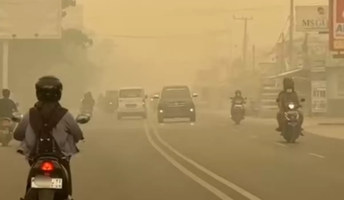 Warga keluhkan kabut asap pekat selimuti Palangka Raya, Kalimantan Tengah. (Threads/imyspsp)