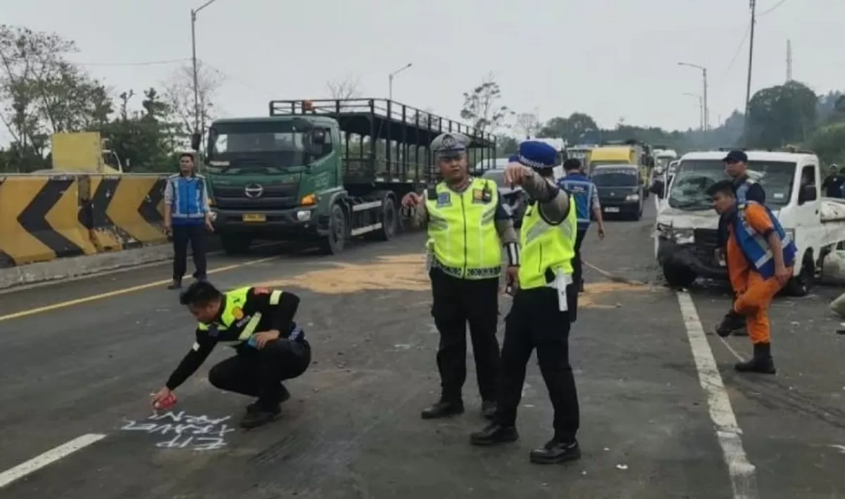 Polisi menangani kecelakaan di Tol Cipularang.  (Foto: Tribratanews Polda Jawa Barat)