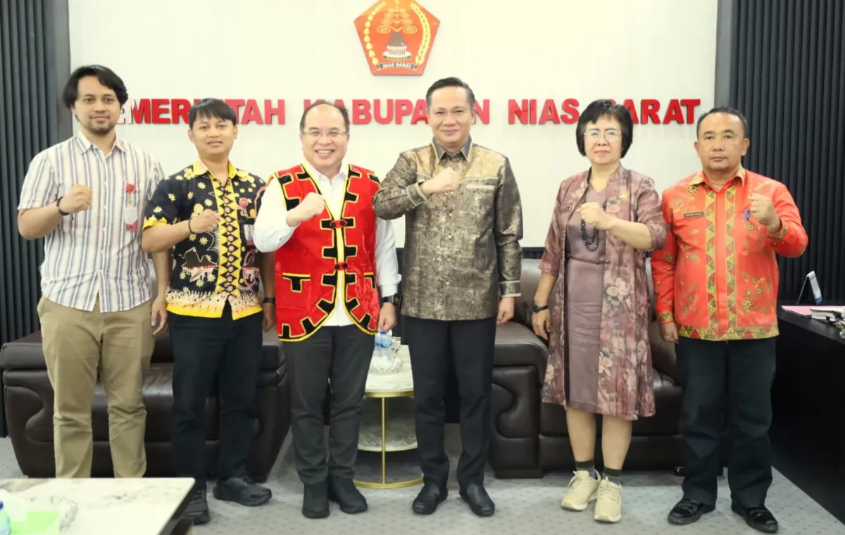 Bupati Nias Barat Dr. Eliyunus Waruwu, S.Pt., M.Si., M.M., menerima kunjungan perwakilan Kemenko PMK di ruang kerja Bupati, Kamis (8/10/2026).