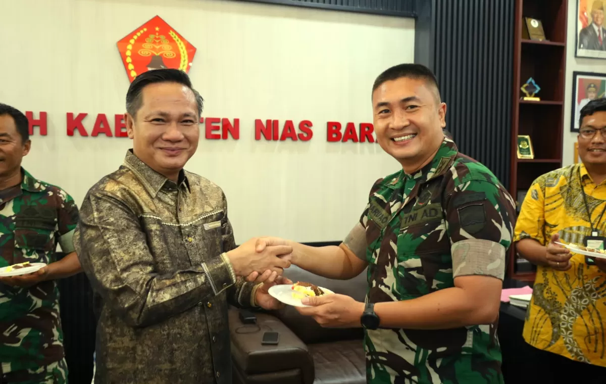 Bupati Nias Barat Eliyunus Waruwu bersama jajaran Yonif TP 903/Baluseda dalam suasana kebersamaan memperingati HUT ke-48 Bupati, Kamis (8/10/2026).