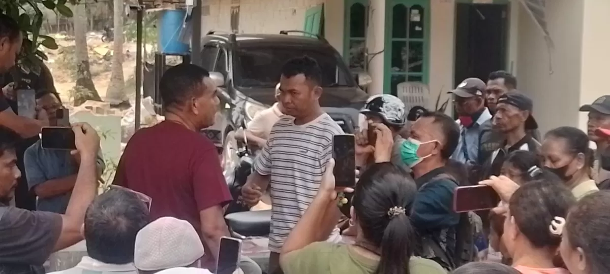 Ketegangan terjadi saat warga Teluk Bakau, Nongsa, melakukan penolakan terbuka terhadap upaya pembagian SP3 oleh jajaran Ditpam BP Batam dan aparat keamanan, Kamis (8/10/2026). (Bazo Nawacita)