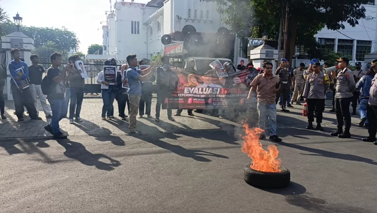 CaKrA Muda Indonesia saat menggelar aksi di Balai Kota Surabaya