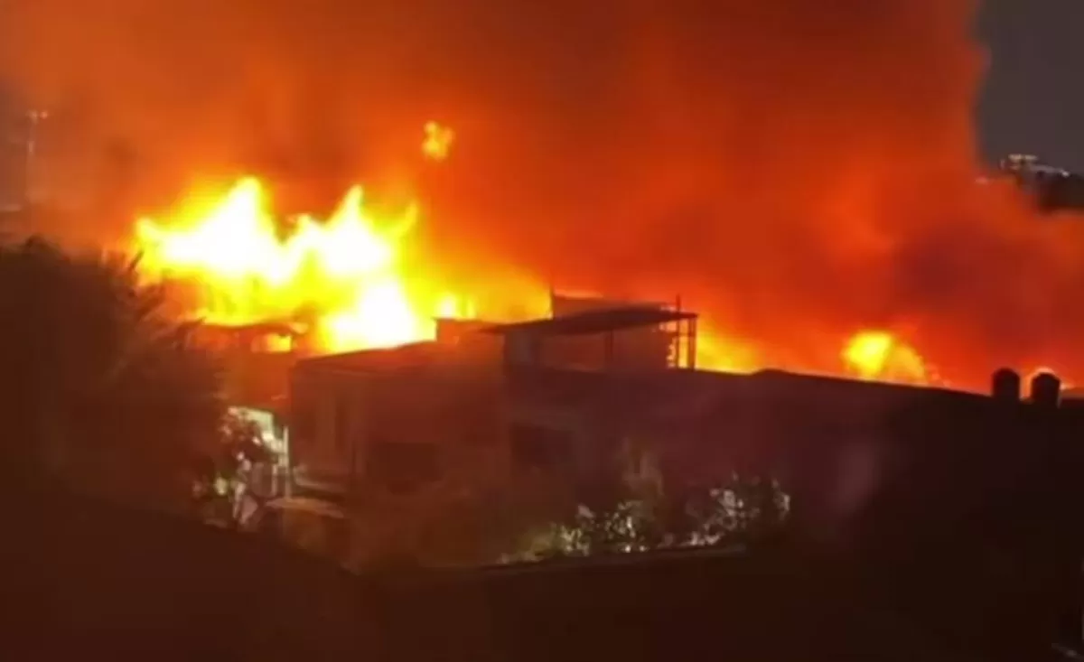 Petugas pemadam kebakaran berjibaku memadamkan api yang melanda permukiman padat di Jalan Kramat Pulo Gang 16, Senen, Jakarta Pusat. (Instagram.com/@inikanjakarta)