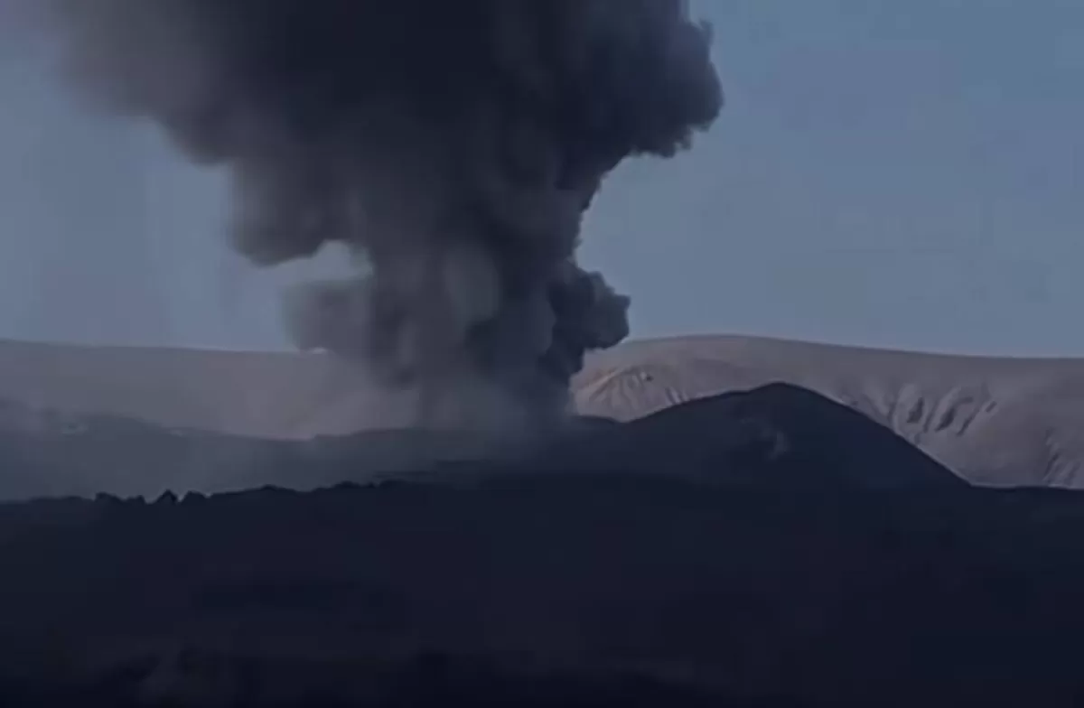 Gunung Anak Krakatau di Selat Sunda kembali berstatus Level III atau Siaga sejak Jumat malam, 9 Oktober 2026. (Instagram.com/@potraitlampung)