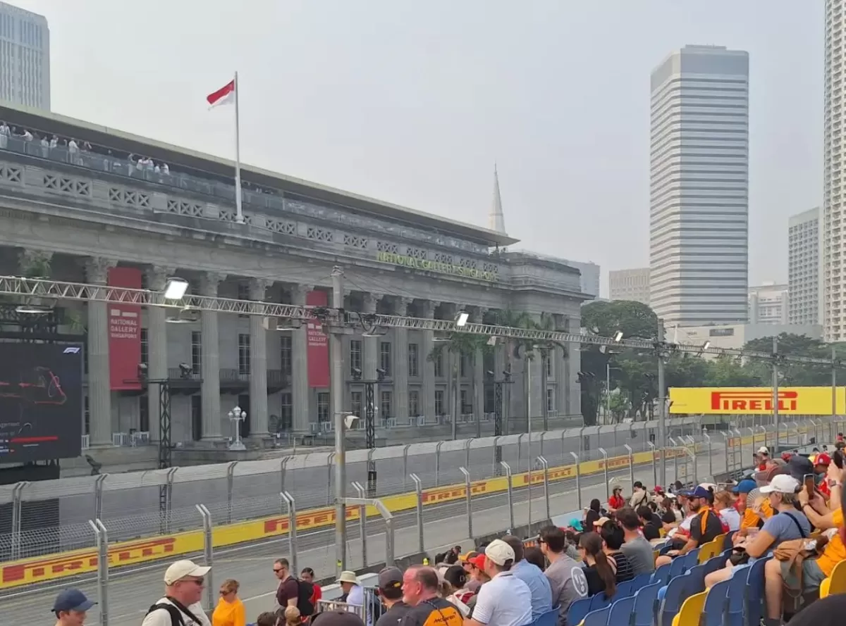 Foto: Tangkapan layar unggahan di Threads yang memperlihatkan kondisi langit dan suasana balapan F1 Singapura pada Sabtu, 10 Oktober 2026. (Threads.com/@andre***)