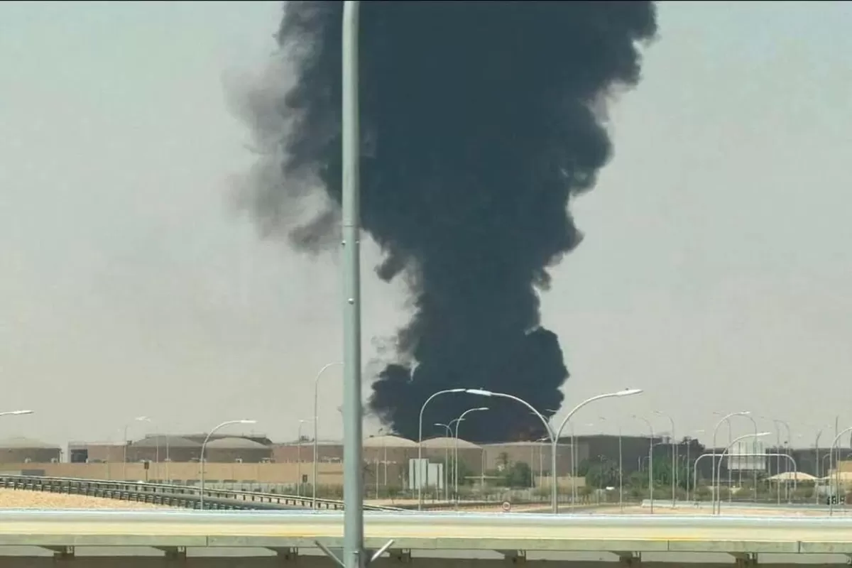 Kepulan asap terlihat dari kejauhan di sekitar Bandara Internasional King Khalid, Riyadh, setelah serangan. (Foto: Tangkapan layar Threads)