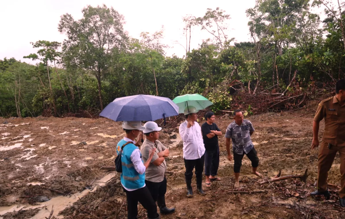 Bupati Nias Barat bersama Manajer PLN UP3 Nias dan rombongan meninjau lokasi rencana pembangunan PLTD berkapasitas 10 MW di Desa Simaeasi, Kecamatan Mandrehe, Senin (12/10/2026).