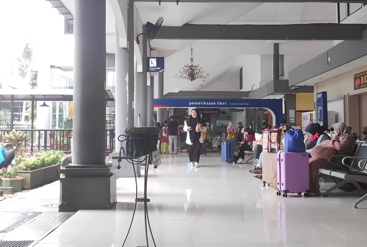 Penumpang menunggu keberangkatan kereta di wilayah Daop 8 Surabaya. Tarif khusus sejumlah perjalanan berubah mulai 12 Oktober 2026. (Instagram.com/@daop8surabaya)