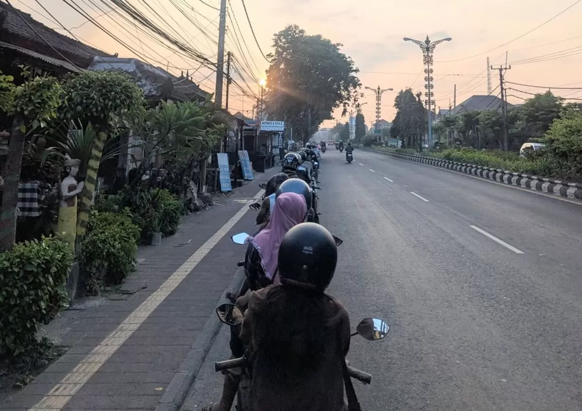 Antrean sepeda motor di SPBU Pesanggaran, Bali, dilaporkan mengular hingga sekitar 1,5 kilometer. (Threads.com/@blasiu***)