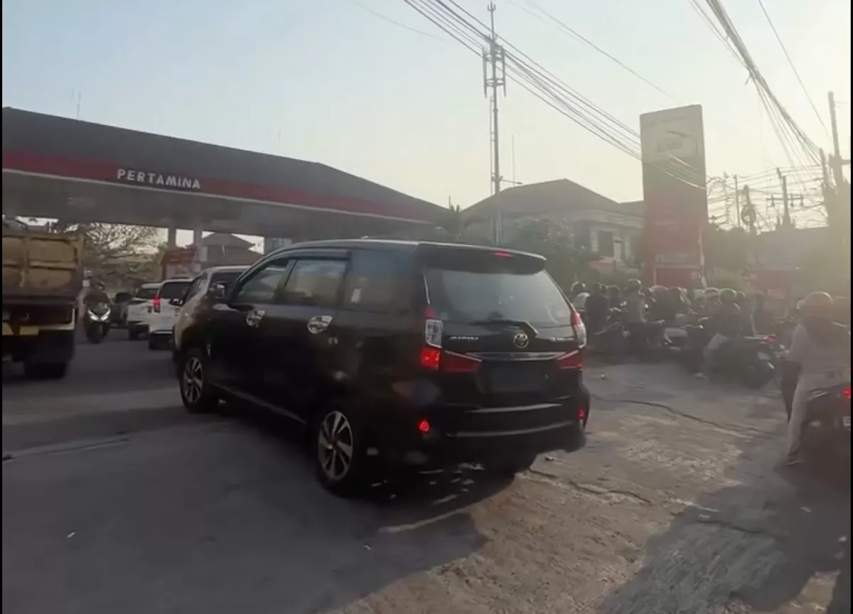 Antrean sepeda motor di SPBU Pertamina Jalan Teuku Umar, Denpasar, masih mengular hingga ke jalan pada Selasa pagi. (Threads)