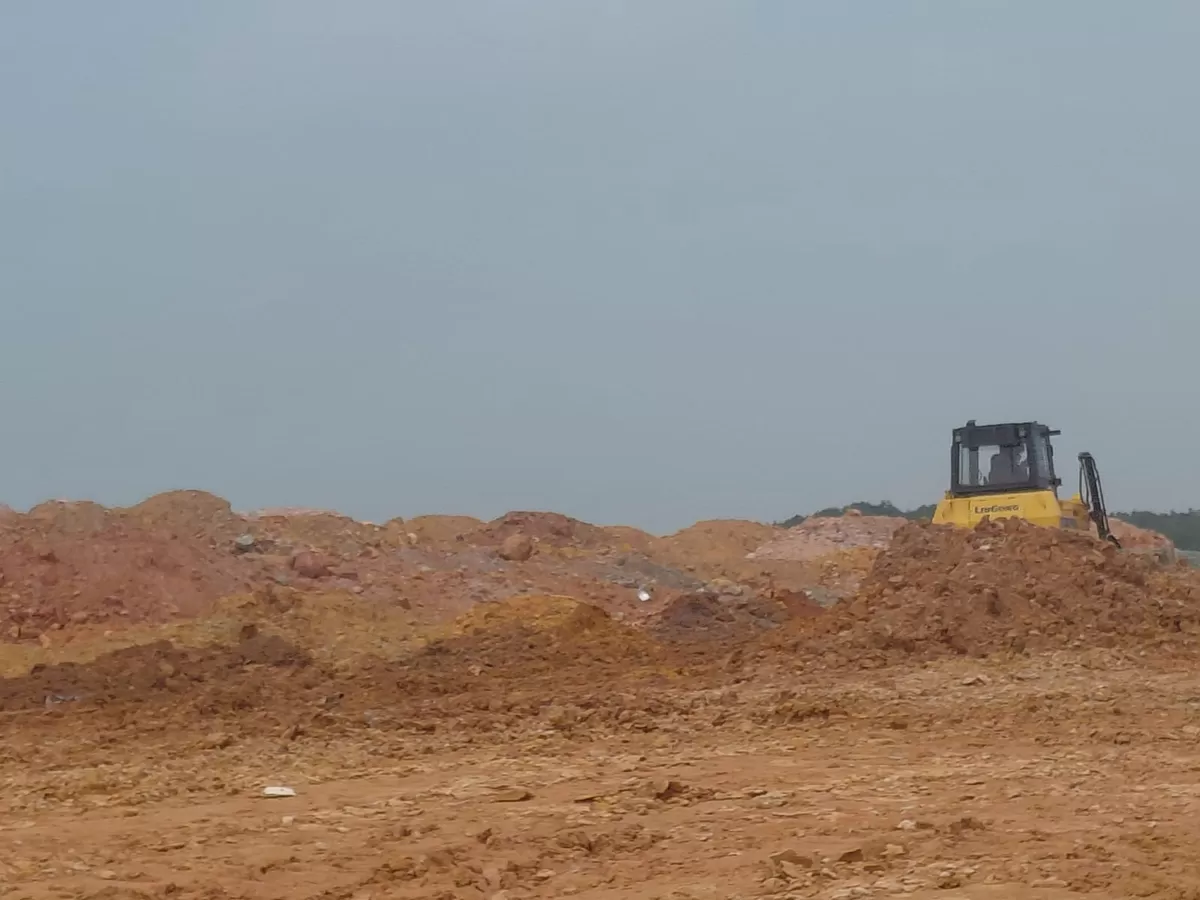 Kondisi terkini proyek penimbunan tanah merah di pesisir Teluk Tering, Batam Kota, yang terpantau kembali beroperasi menggunakan alat berat buldoser meskipun pernah disidak oleh Wakil Wali Kota Batam. (Bazo Nawacita)