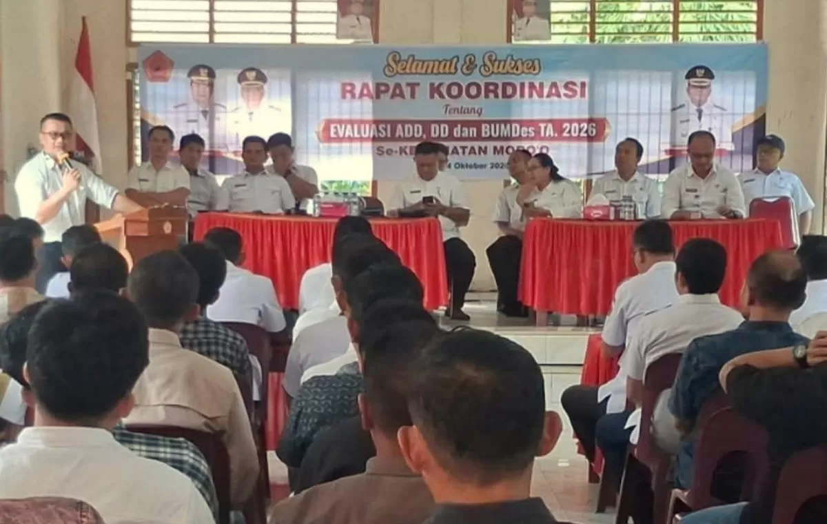 Camat Moro&rsquo;o bersama jajaran pemerintah daerah dan peserta mengikuti Rapat Koordinasi Evaluasi Pengelolaan ADD, DD, dan BUMDes Tahun Anggaran 2026 di Aula Kantor Camat Moro&rsquo;o, Rabu (14/10/2026).