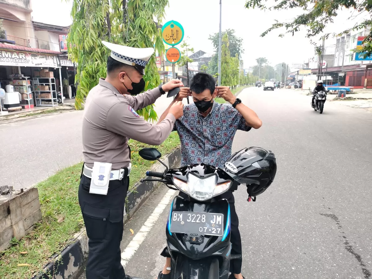 Polisi Bersama Masyarakat, Polsek Tualang Bagikan Masker untuk Antisipasi Dampak Kabut Asap