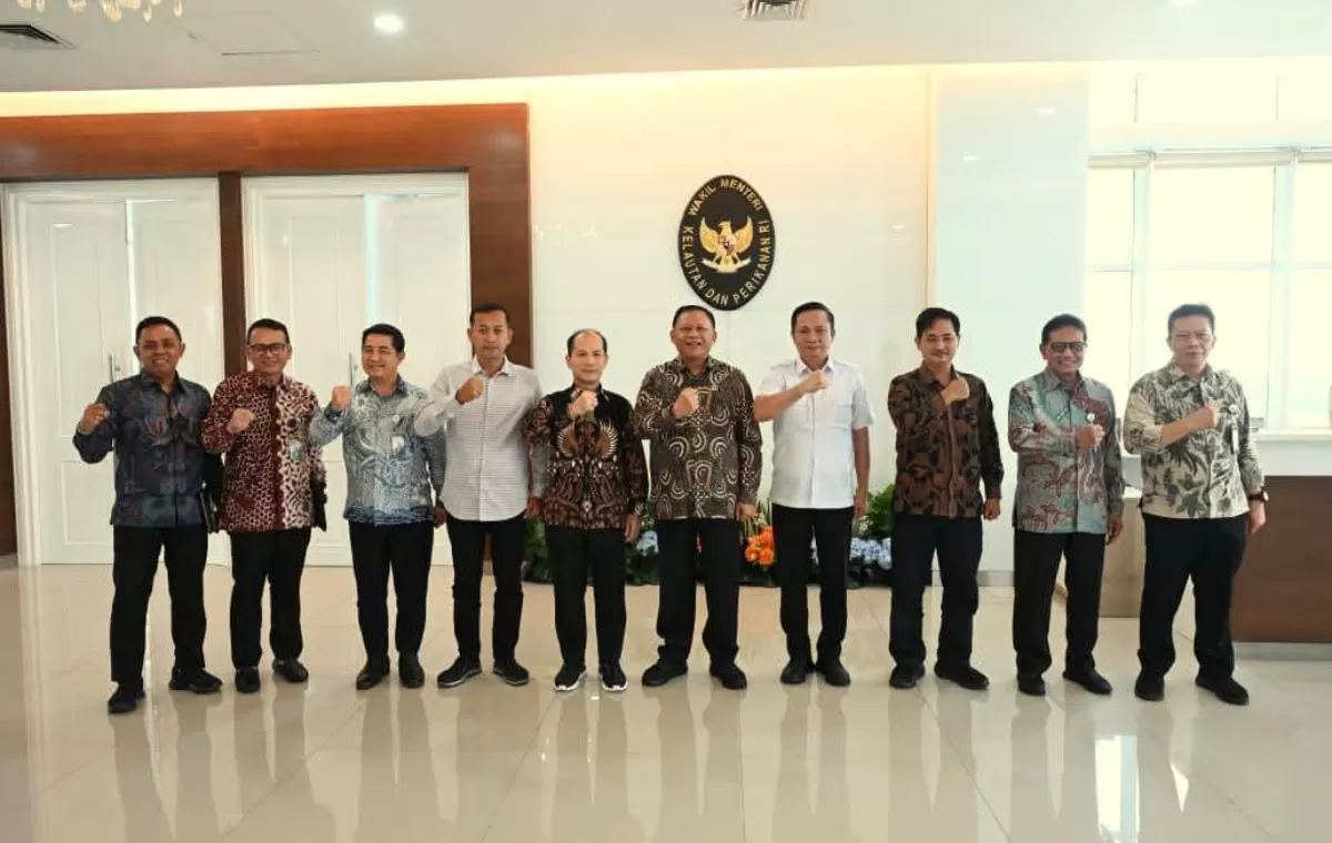 Bupati Nias Barat Dr. Eliyunus Waruwu bersama Wakil Menteri Kelautan dan Perikanan RI Didit Herdiawan Ashaf serta sejumlah pejabat terkait berfoto bersama usai pertemuan di Jakarta, Jumat (16/10/2026)