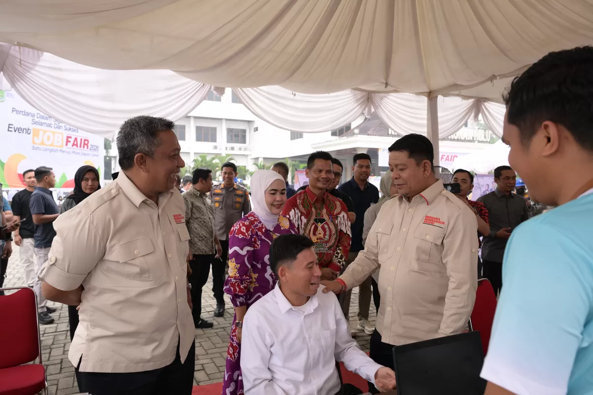 Foto Bupati Anton Wabup Syafaruddin Poti Sapa Para Pelamar Kerja  (NAWACITAPOST.COM)