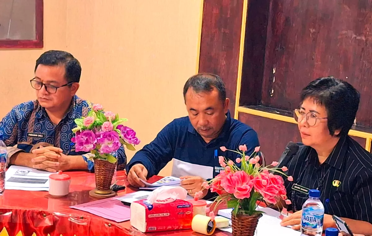 Pj. Sekda Nias Barat, Salome Waruwu, S.IP., M.M. (kanan), bersama jajaran mengikuti rakor verval pembangunan gerai, pergudangan, dan kelengkapan KDKMP di Ruang Afo Bappelitbangda, Jumat (16/10/2026).