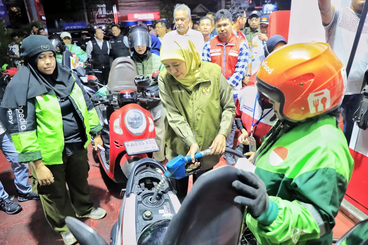 Antrean BBM Mengular di Jatim, Khofifah Minta Pertamina Evaluasi Distribusi SPBU