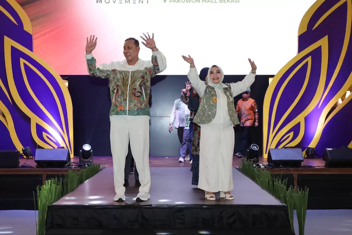 Walikota Bekasi bersama Ketua Dekranasda Kota Bekasi, Wiwiek Hargono
