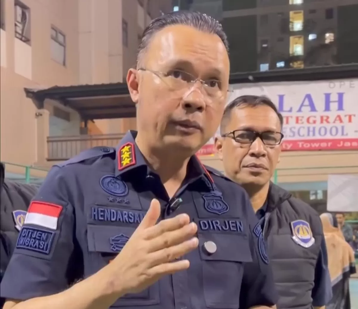 Hendarsam Marantoko Direktur Jenderal Imigrasi didampingi Sekretaris Direktorat Jenderal Imigrasi Sandi Andaryadi. (Instagram.com/@ditjen_imigrasi)