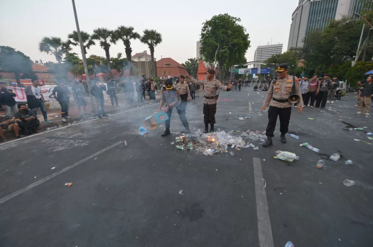 Polda Jatim Sita Knuckle dan Tiner, 11 Orang Diperiksa Terkait Dugaan Pemicu Kericuhan di Surabaya