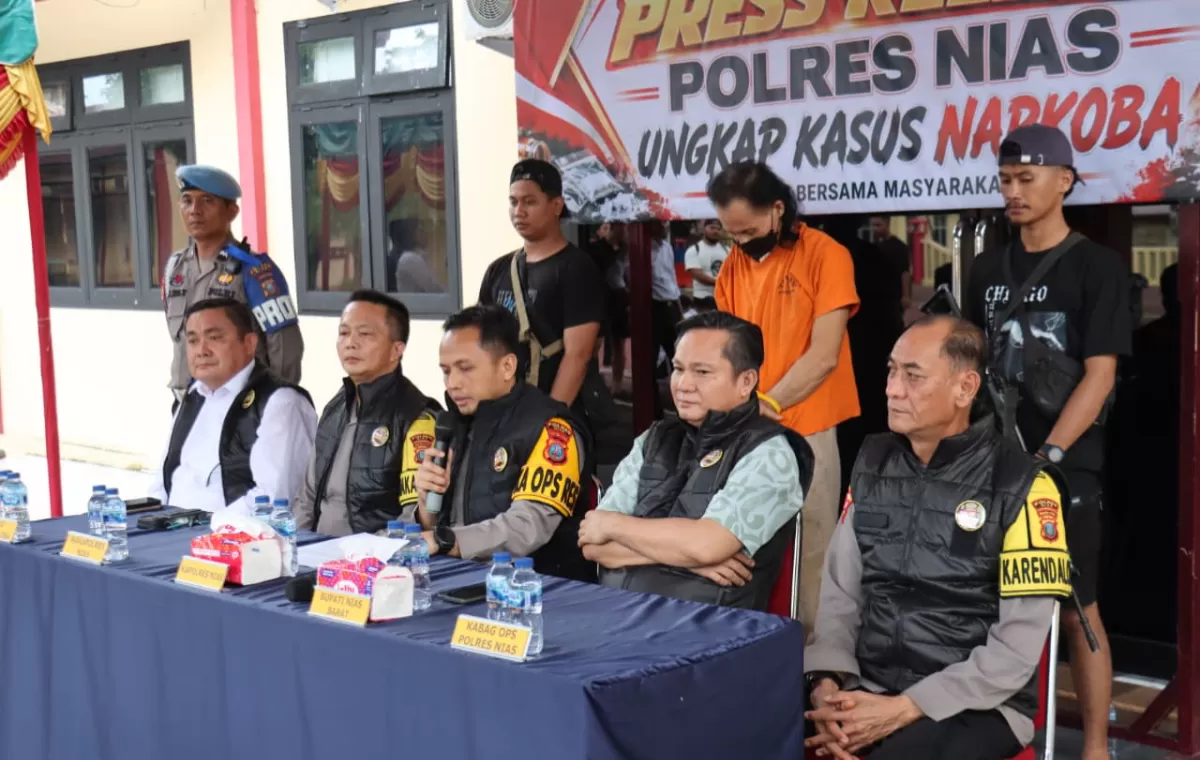 Kapolres Nias bersama Bupati Nias Barat dan jajaran saat konferensi pers pengungkapan dugaan peredaran sabu seberat 44,62 gram di Nias Barat, Senin (26/10/2026).