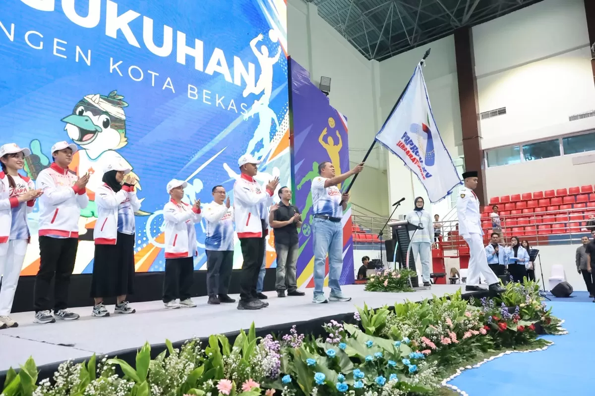 Wali Kota Bekasi Tri Adhianto saat pengukuhan dan pelepasan Atlet  untuk berlaga di Porprov XV Jawa Barat 2026