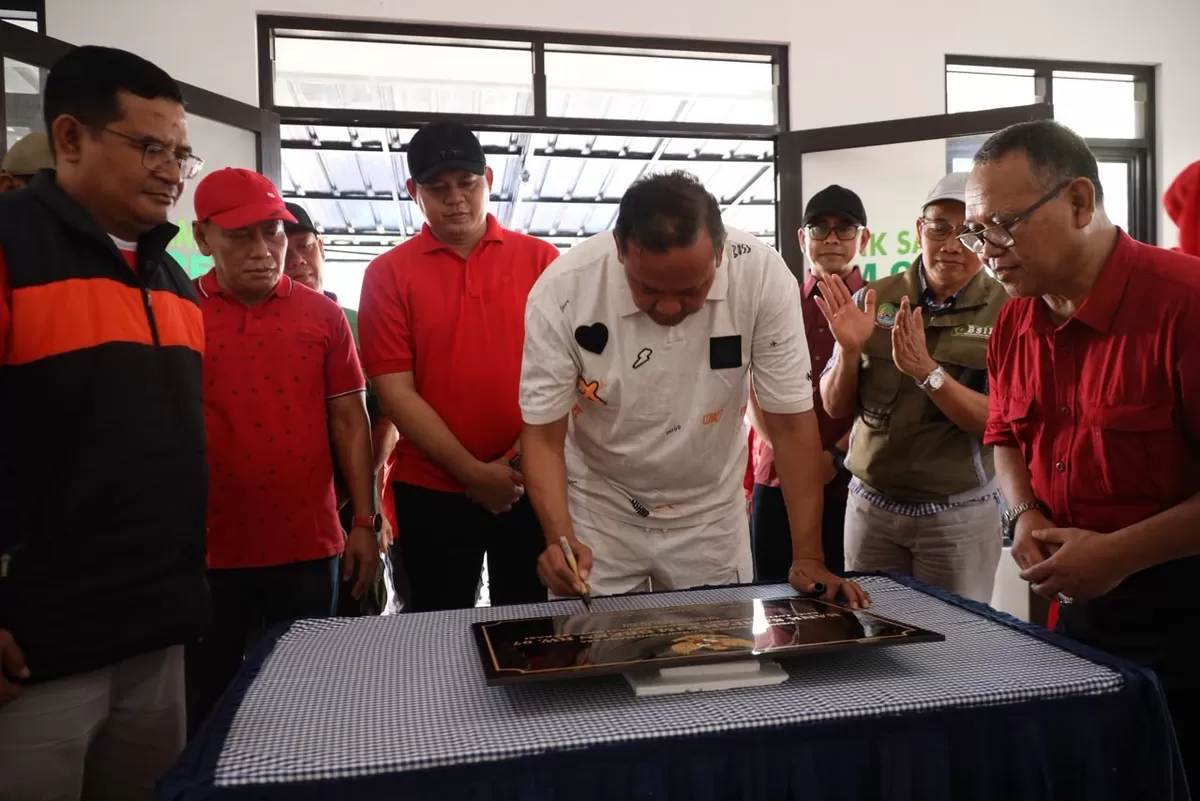 Wali Kota Bekasi, Tri Adhianto saat peresmian Bank Sampah PJM Green