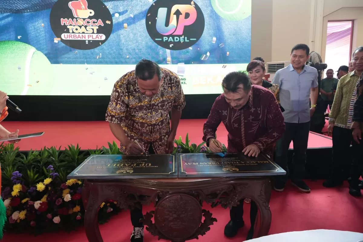 Wali Kota Bekasi bersama Wakil Wali Kota Bekasi saat peresmian UP Padel