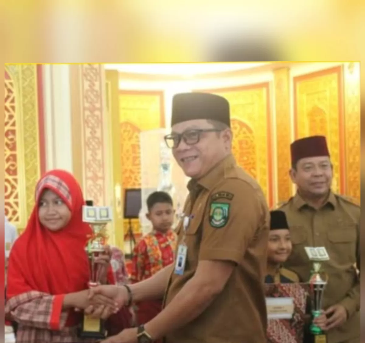 Foto Bersama Kadisdikpora,  Wabup Serahkan Hadiah Kepada Pemenang Perlombaan Tahfizd Qur&rsquo;an Tingkat SD/MI 2026 Kabupaten Rokan Hulu. (NAWACITAPPST.COM)