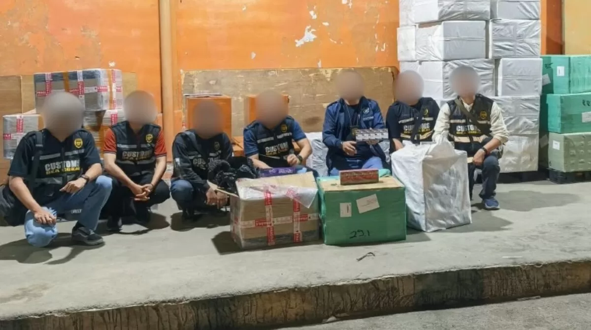Petugas Penindakan Rokok Ilegal (Foto: Bea Cukai Bogor)