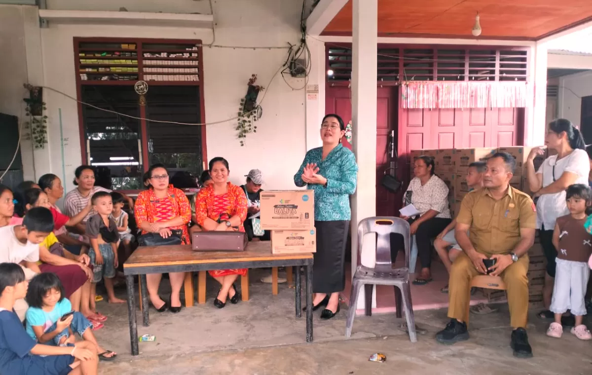 TP PKK dan Dinas Kesehatan Nias Barat menyalurkan makanan tambahan bagi ibu hamil dan balita di wilayah terdampak banjir.(Selasa,27/10/2026)