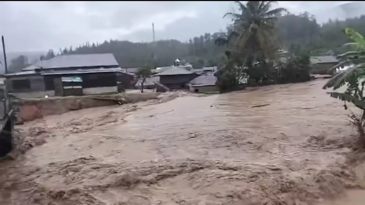 Banjir bandang terjang Gayo Lues, Aceh usai hujan turun dengan intensitas tinggi. (Threads/whikiddd)