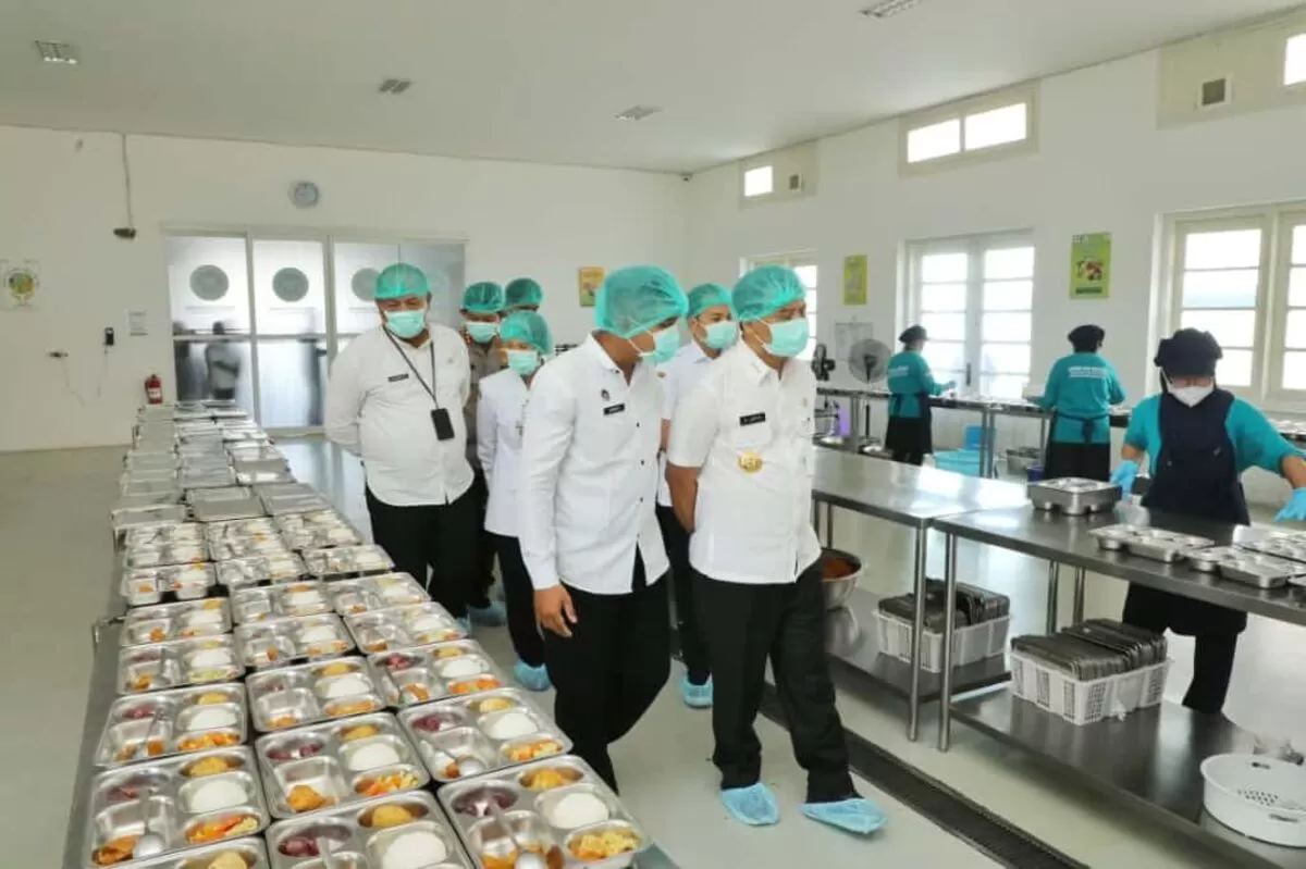 Ilustrasi aktivitas di dapur Makan Bergizi Gratis yang menjadi objek pemeriksaan dan pengawasan Satgas MBG di daerah. (Sumber: Pemprov Jateng)