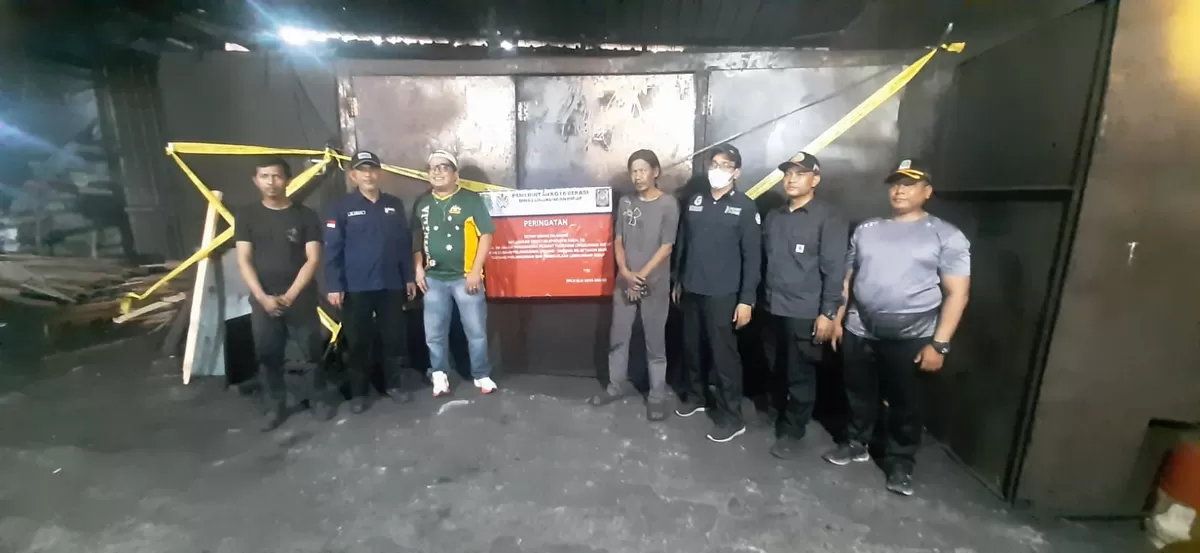 Penyegelan usaha pembuatan arang yang berlokasi di Kelurahan Sumur Batu, Kecamatan Bantargebang