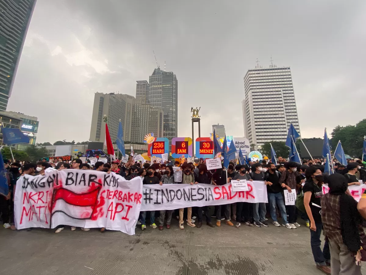 Ratusan mahasiswa melakukan aksi di Bundaran HI dengan memegang banner #indonesiasadar(Foto: MNI/Fifi)