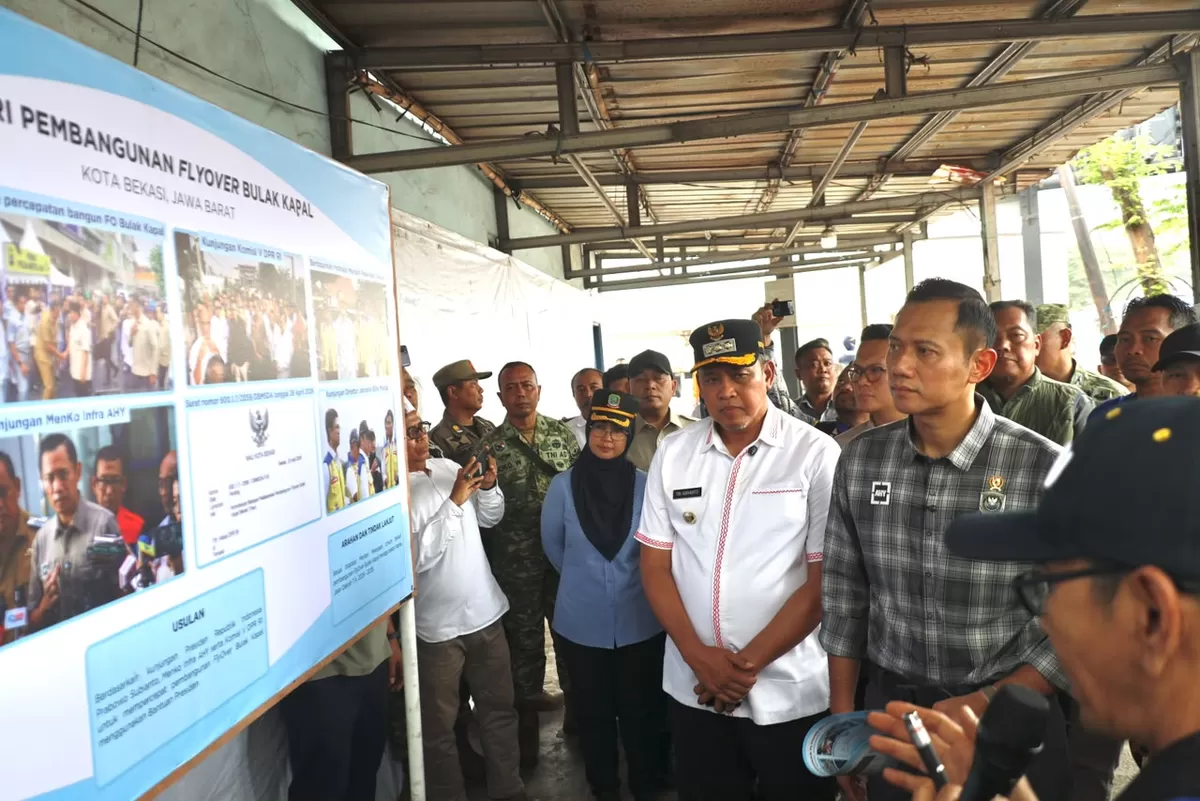 Walikota Bekasi dan Menko Infrastruktur dan Pembangunan Kewilayahan saat meninjau pembangunan Flyover Bulak Kapal (Foto: Humas Pemkot Bekasi)