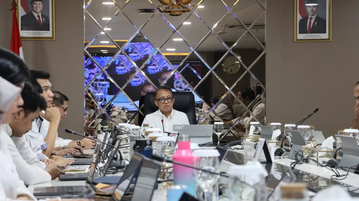 Kepala Badan Perencanaan dan Pengembangan Ketenagakerjaan, Anwar Sanusi saat rapat (Foto: Biro Humas Kemenaker)