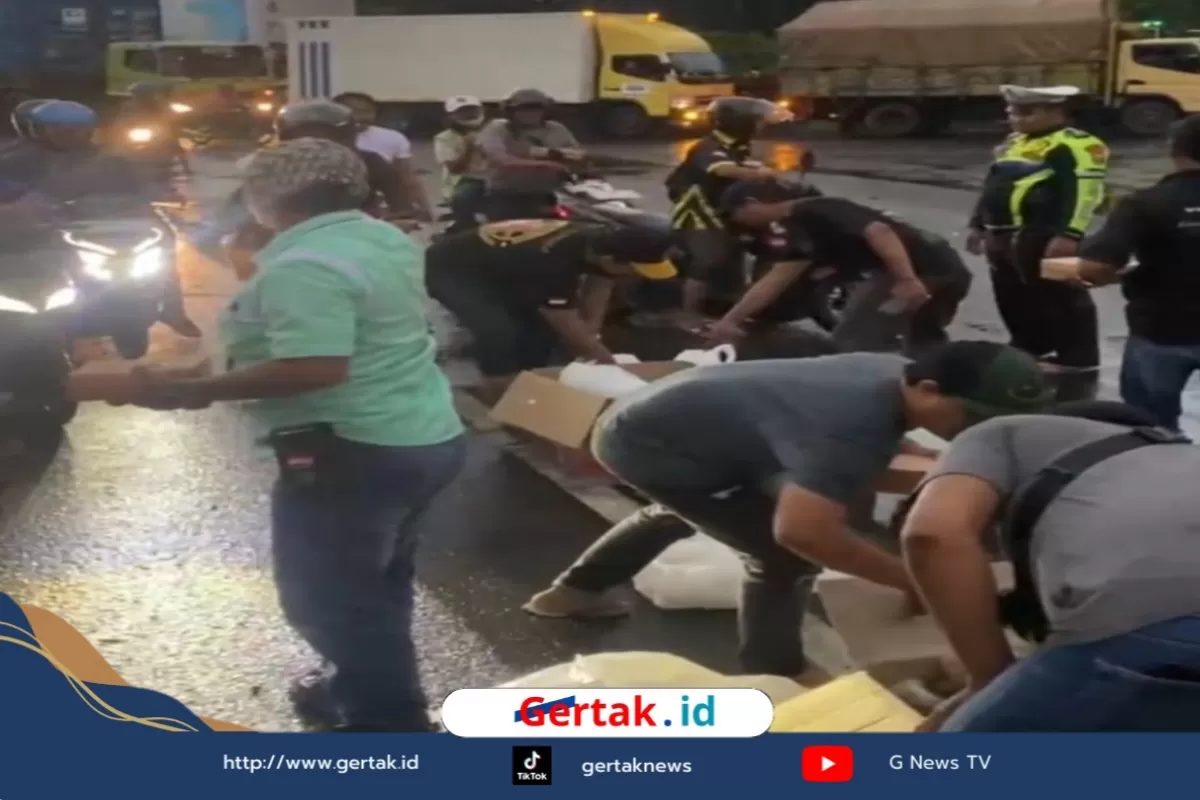 Kolaborasi Media Gelar Bagi-bagi Takjil Dibantu Anggota Satlantas Polres Pelabuhan Tanjung Perak  