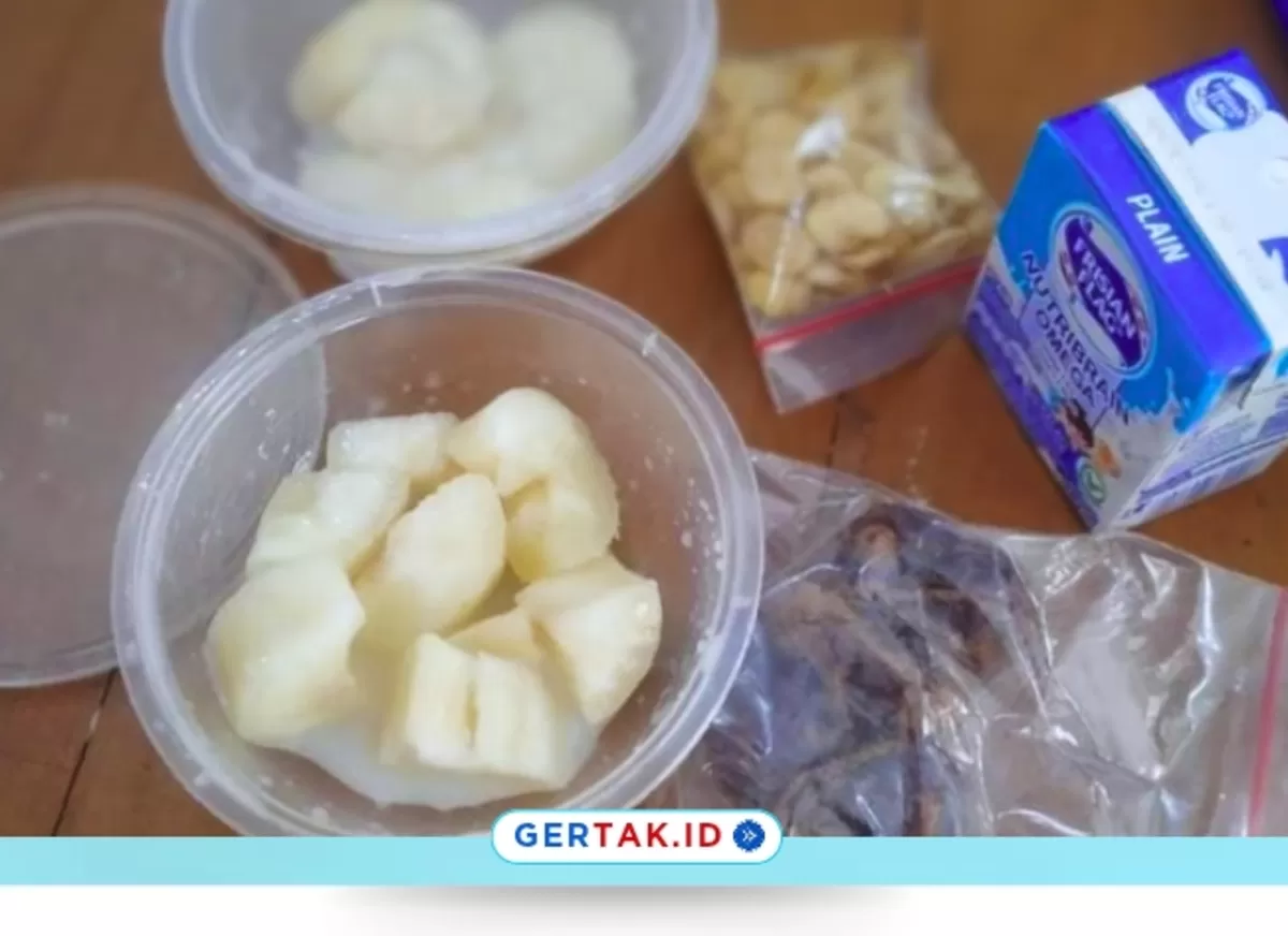 Foto : Menu MBG di SDN Mekarsari Berupa Susu kemasan, singkong rebus, kurma, serta kacang koro dalam plastik./Dok.Ist