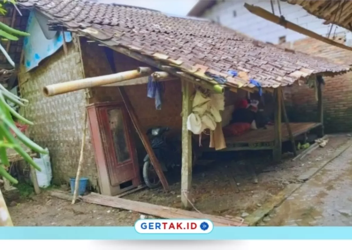 Kondisi Rumah Amir Warga Desa Girimukti yang Memprihatinkan. Satu Keluarga Harap Perhatian Bupati Lebak./Dok.Am