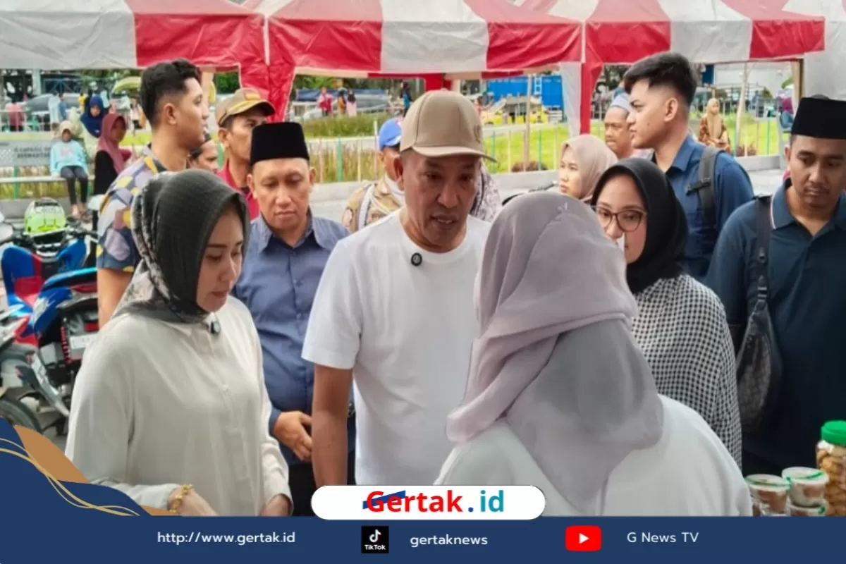 Dukung UMKM, Aba Idi Sapu Bersih Dagangan Pedagang di Alun-alun Lalu Dibagikan ke Warga