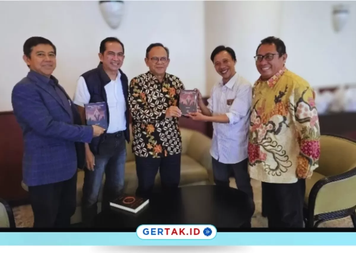 Jafarudin menyerahkan buku Ambang Sandyakala Jurnalisme,kepada Ketua Dewan Pers, Prof. Dr. Komaruddin Hidayat, didampingi Prof. Dr. H. Yuddy Crisnandi, Firdaus, dan Heru Subeno Arief./Dok.JPromedia